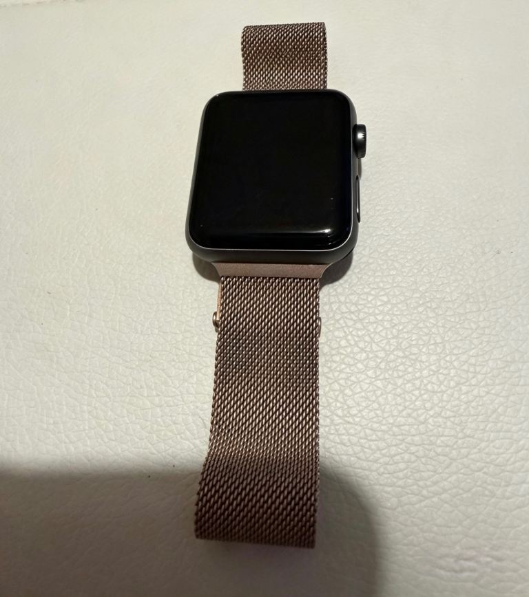 Apple Watch Series 3 42mm GPS – Silver, Good Condition