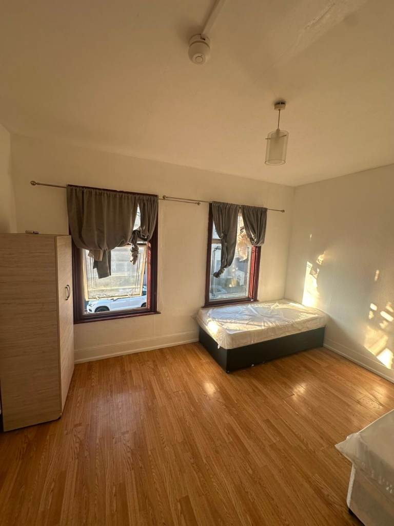 Twin Sharing Rooms Available – Forest Gate