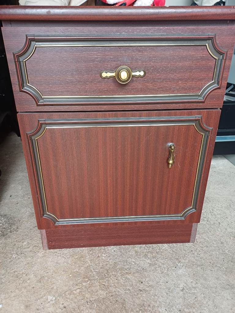 Ethan Allen wooden Bedside Table with Drawer and Cupboard – Good Condition