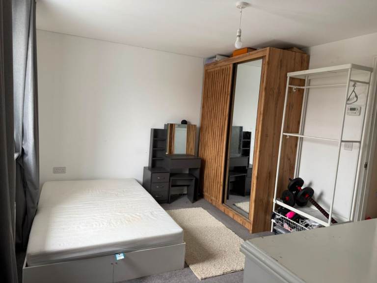 Spacious & Cosy Double Room For Rent AT OL11 2SG