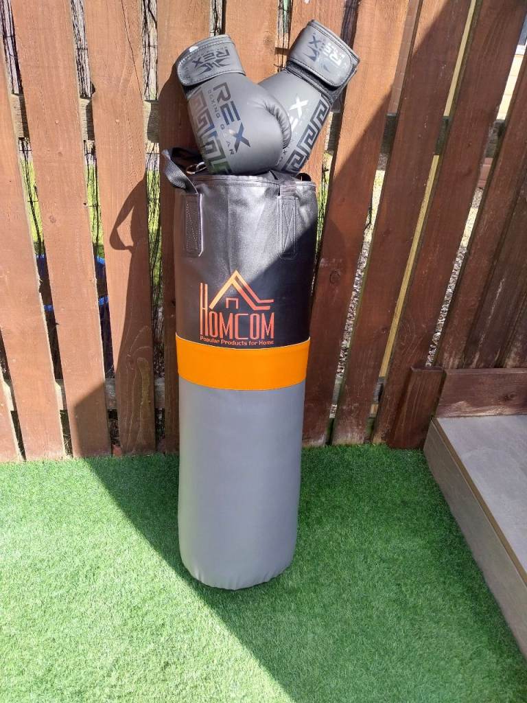 Reduced for quick sale HOMCOM Punch Bag & Boxing Gloves Set – Good Condition