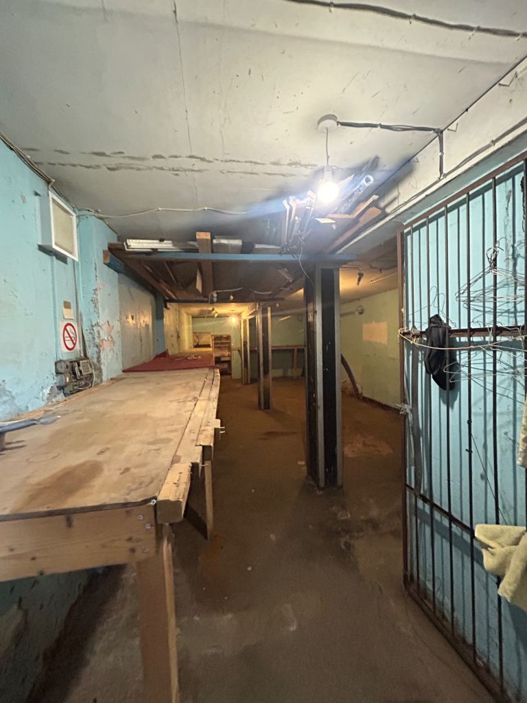 Large Storage Unit/Workshop/Lock Up to Let