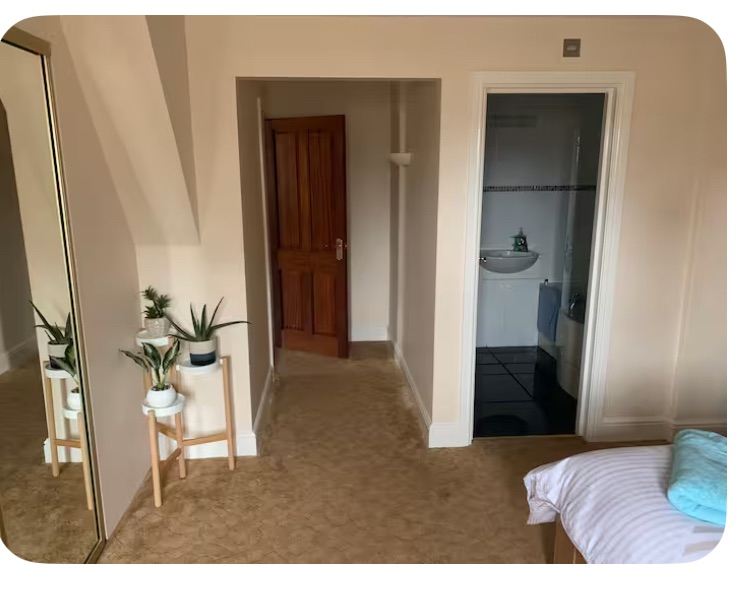 Fully en-suite double room, private entry