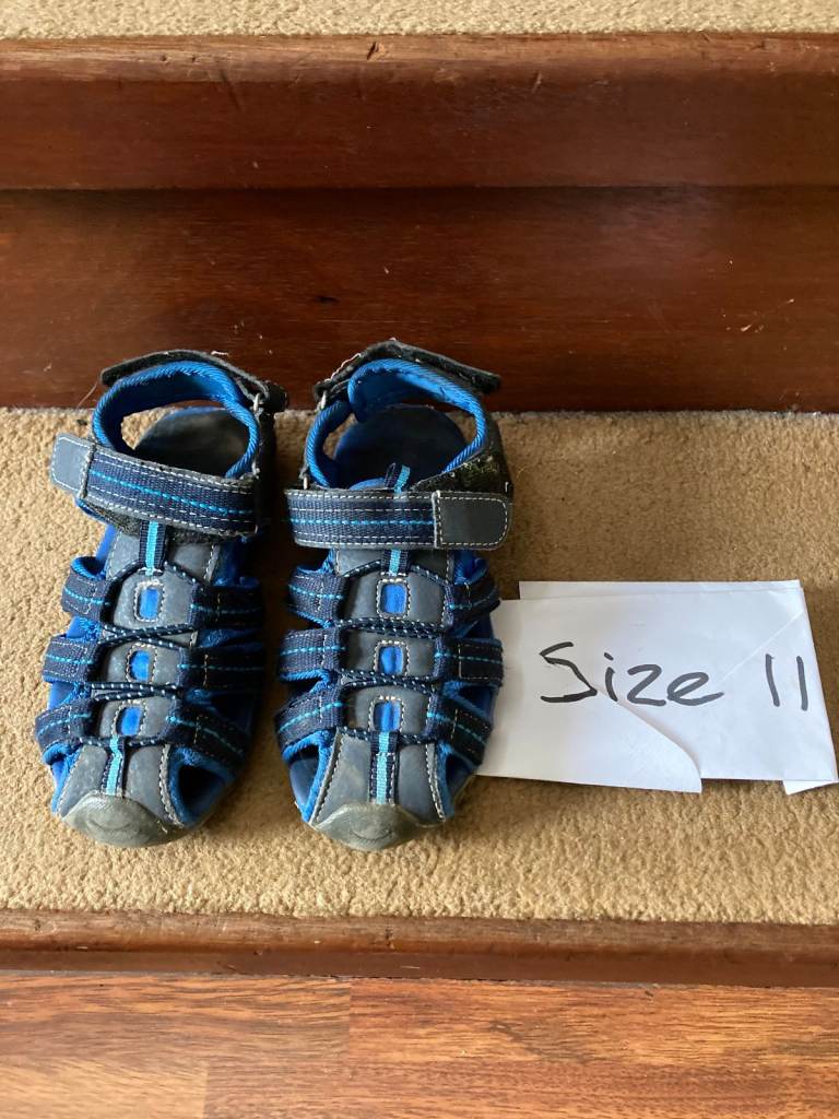 11 walking sandals blue - £2