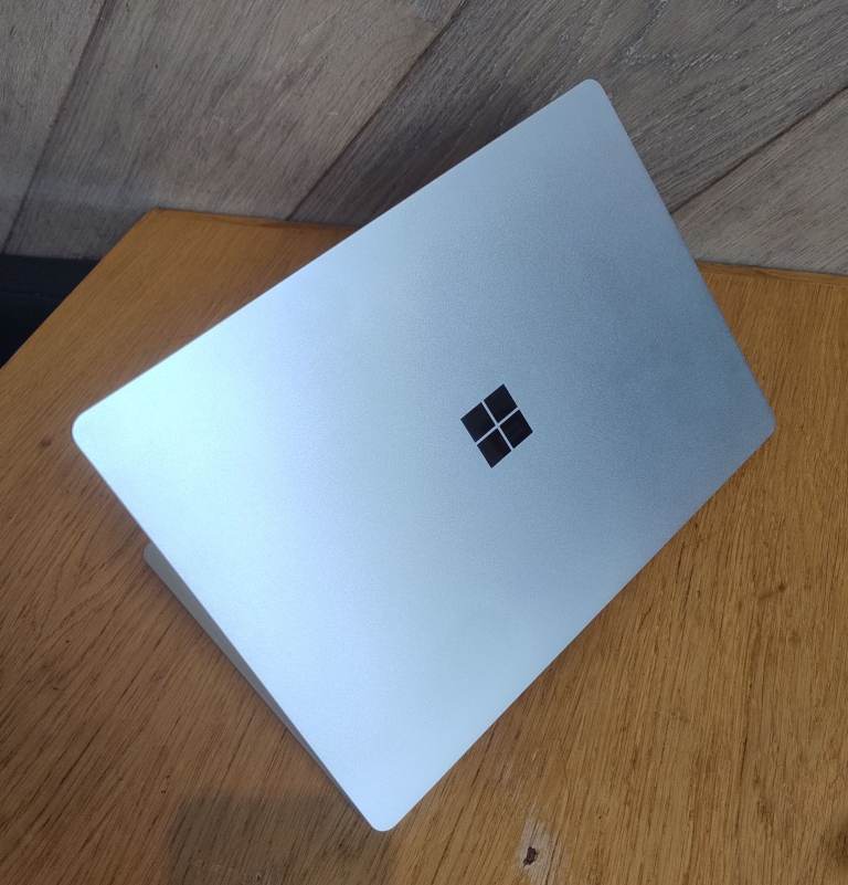 Microsoft Surface Laptop 12.5”  i5-10th Gen 8GB RAM 256GB SSD  Touch screen 