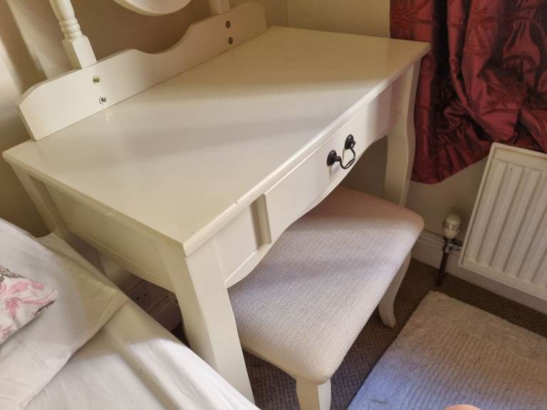 Dressing Table and cushioned chair