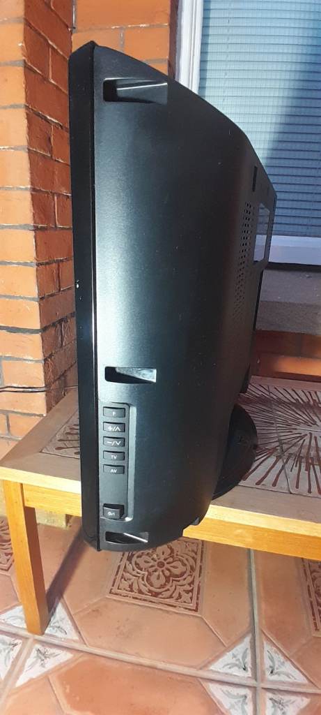 Panasonic Viera 26-inch HD LCD TV (TX-L26X20B) with Remote - Working Order