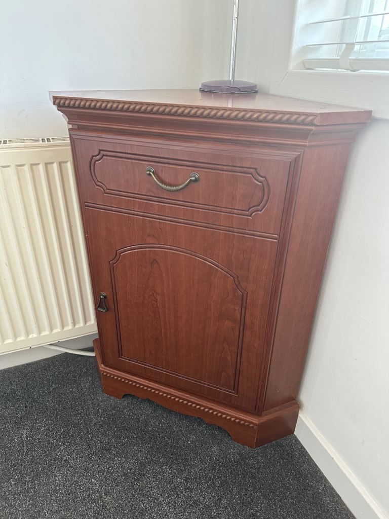 MAHOGONY STYLE CORNER UNIT.