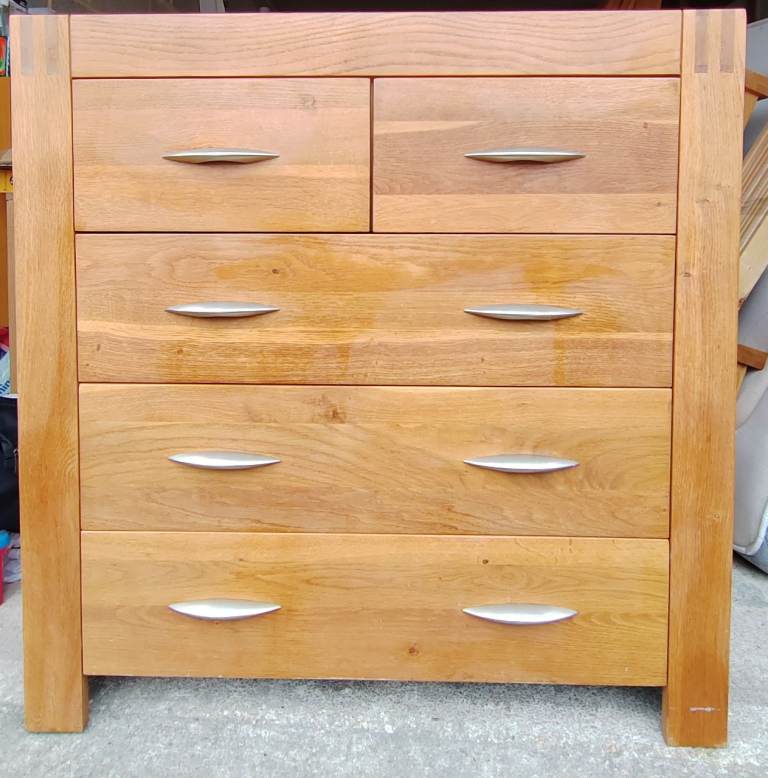 Solid oak chest of drawers 