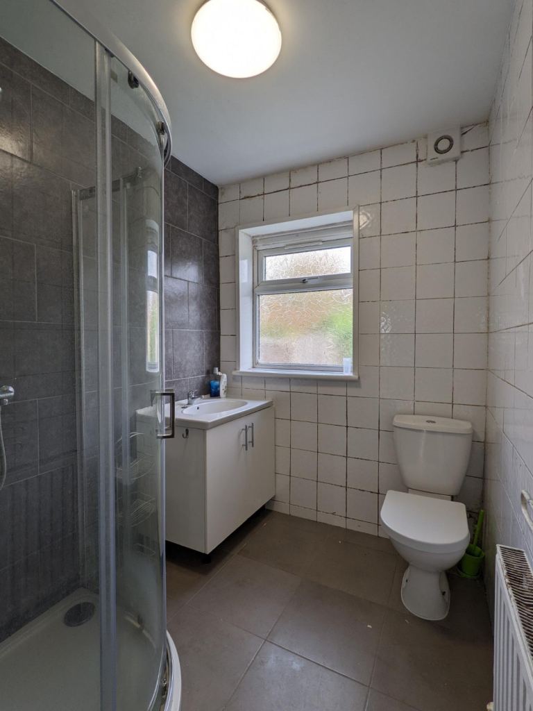 3 Bedroom 1 bathroom house