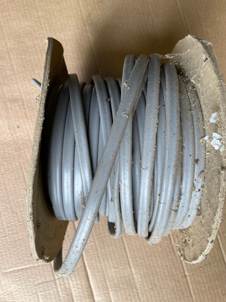 Grey 2.5mm sq twin and earth electric cable.