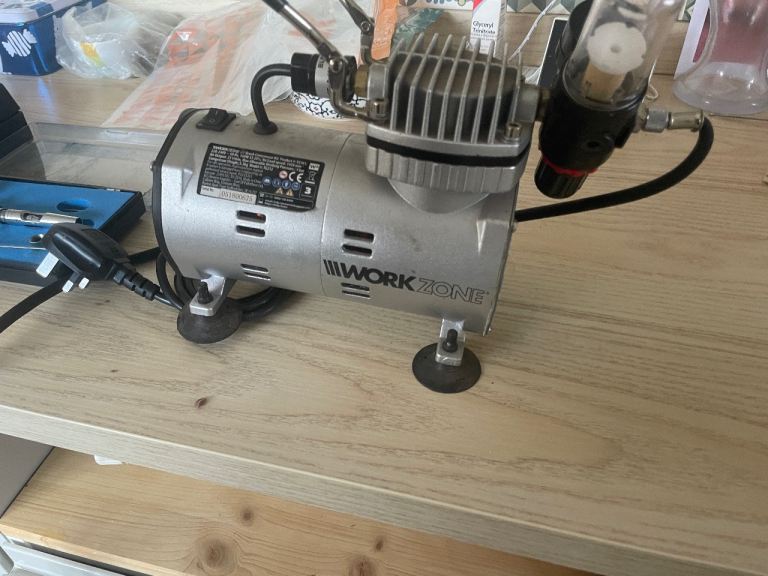 Airbrush kit 3 brushes and a compressor 