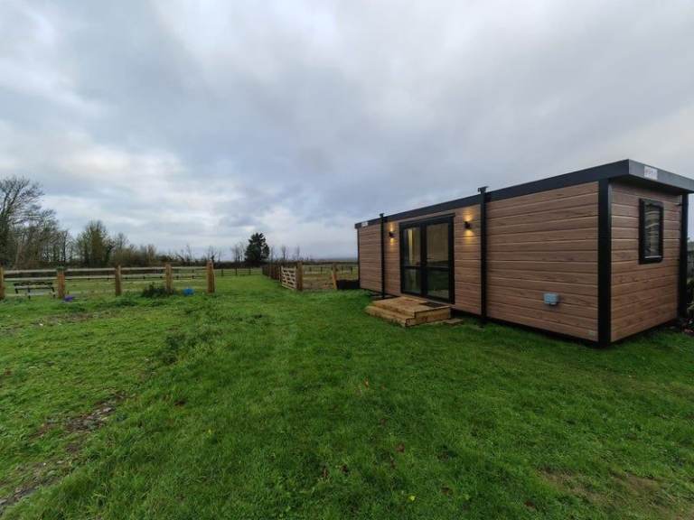 Dethatched 32x10 Cabin - Fully furnished .. 