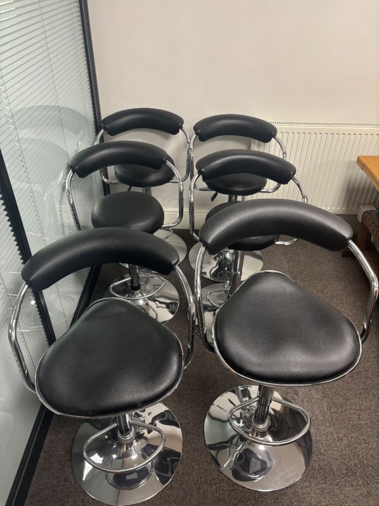 Set of 6 Black and Chrome Bar Stools - Good Condition