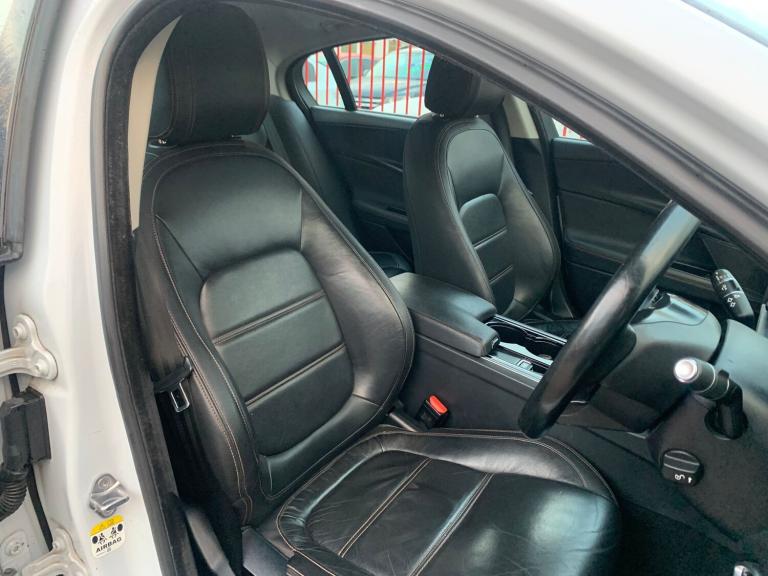 2016 Jaguar XE 2.0d Prestige Saloon 4dr Diesel Manual Euro 6 (s/s) (163 ps)