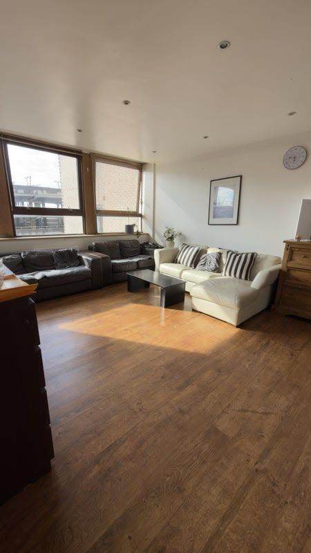 FANTASTIC 2 BED FLAT IN METROPOLITAN APARTMENTS 
