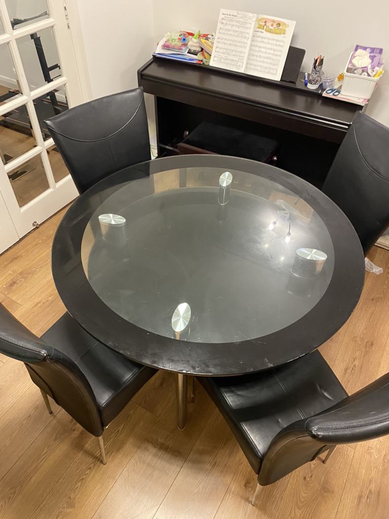 Dinning Table only without chairs 
