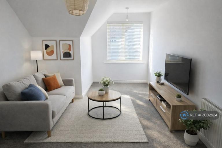 1 bedroom flat in Risborough Lane, Folkestone, CT19 (1 bed) (#3002924)