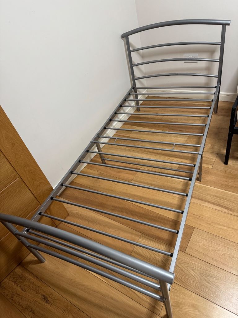 2x single beds with mattresses