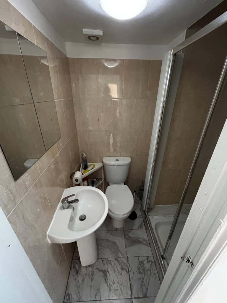 STUDIO FLAT EYNHAM ROAD WHITE CITY W12 0HA