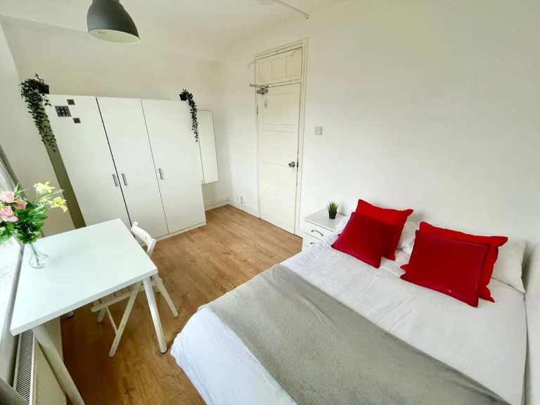 ✨ FURNISHED DOUBLE ROOM AVAILABLE IN CANARY WHARF 🎯