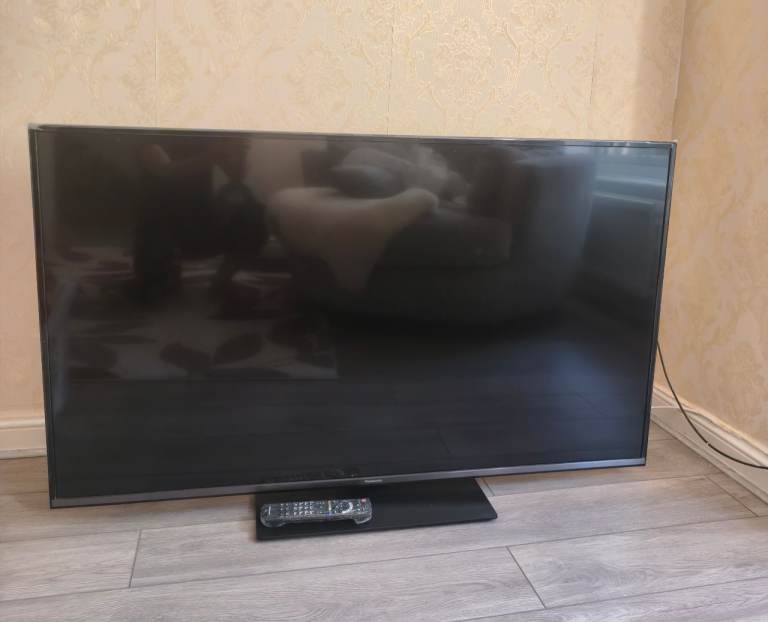Large Flat Screen TV with Remote – Good Condition