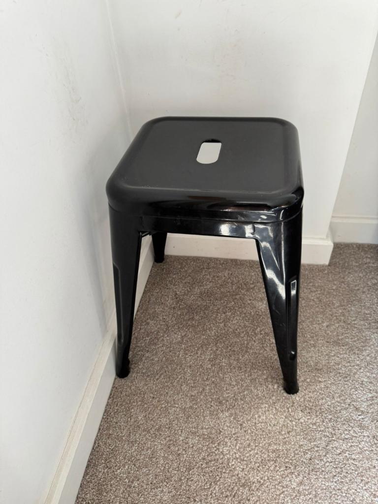 BLACK METAL STOOL