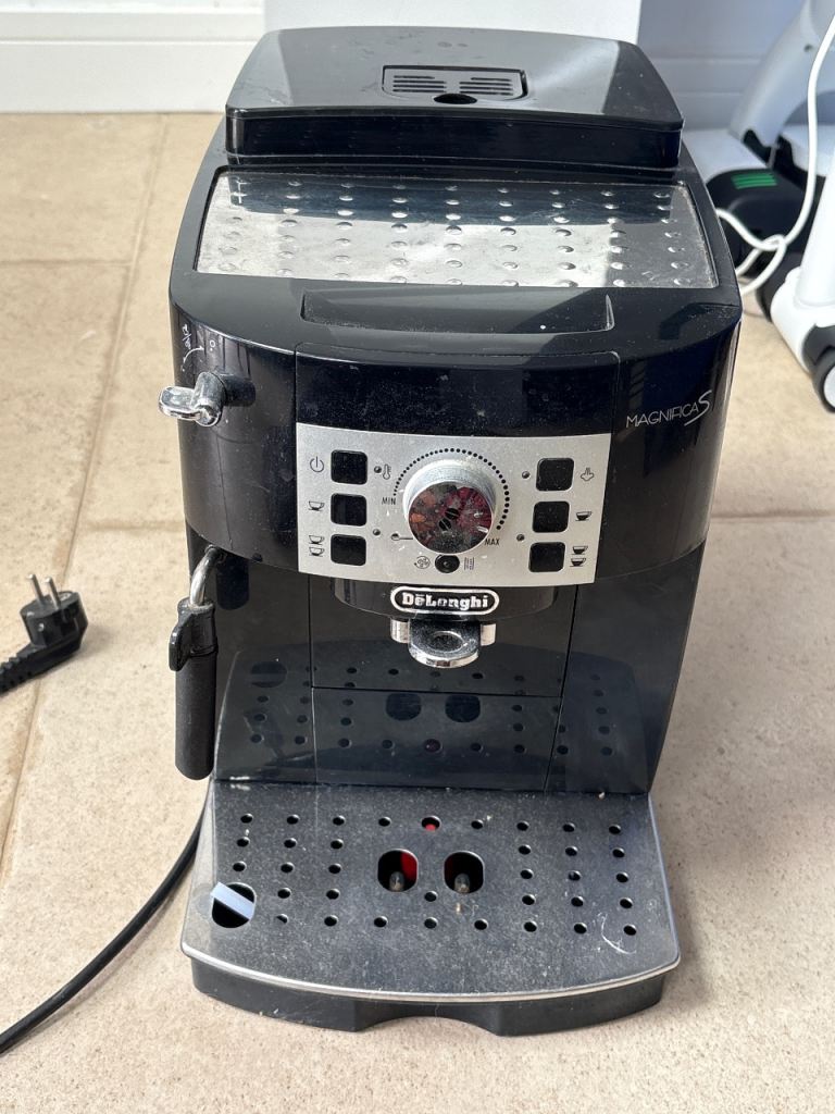 DeLonghi Magnifica S Coffee Machine - Black, Good Condition
