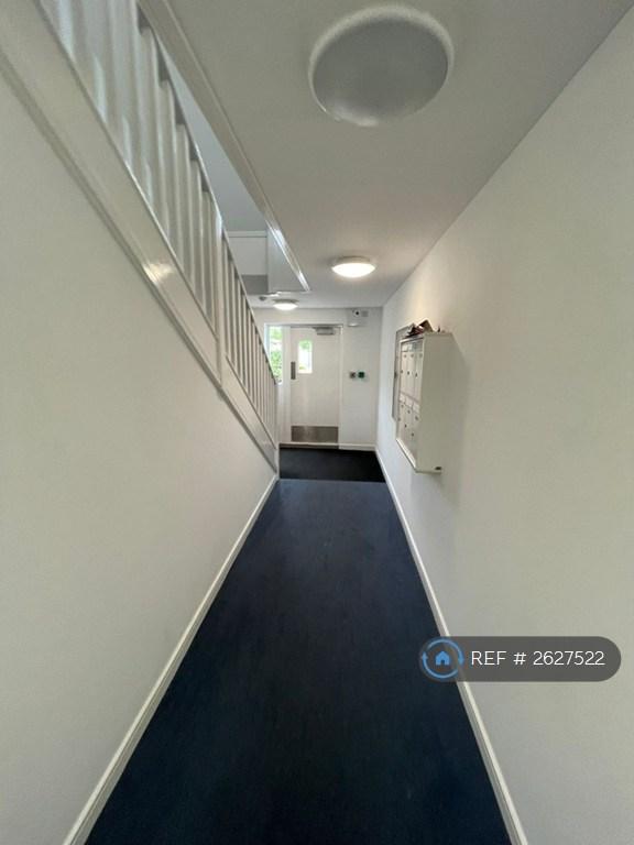 1 bedroom flat in Hengist Way, Wallington, SM6 (1 bed) (#2627522)