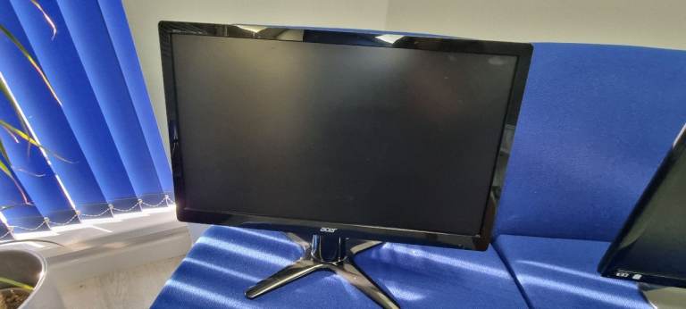 Various PC monitors 22 inch