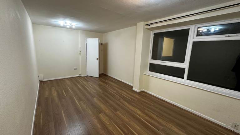 £1,350 pcm Ideally Located Ground-Floor 2-Bed with Double Parking, Whitley Wood