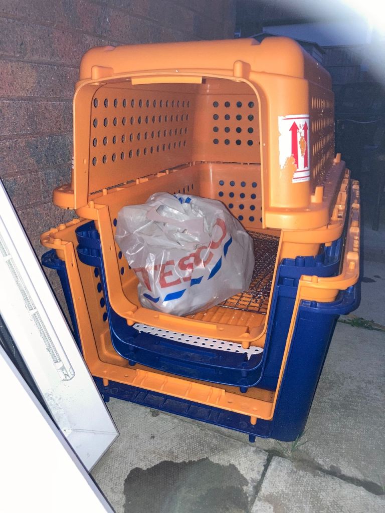 Pet crate large almost new