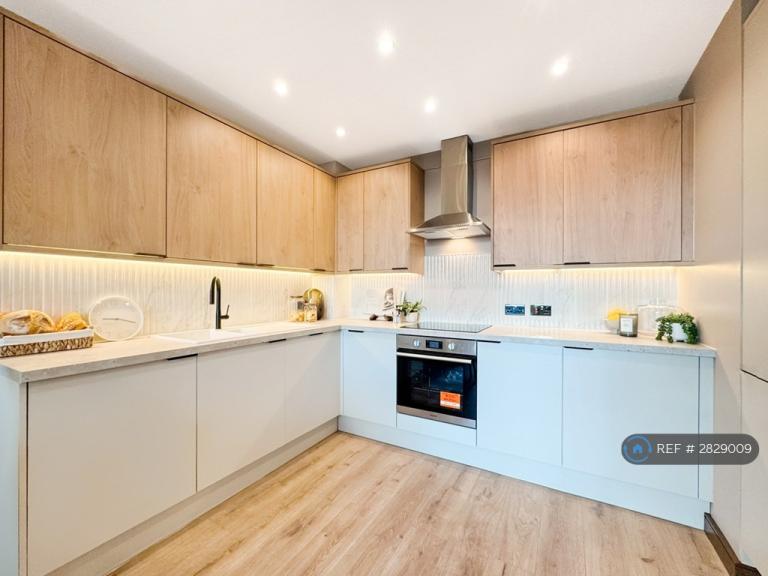 3 bedroom flat in Gerry Raffles Square, London, E15 (3 bed) (#2829009)
