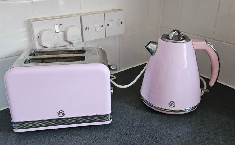 Pink toaster and kettle 