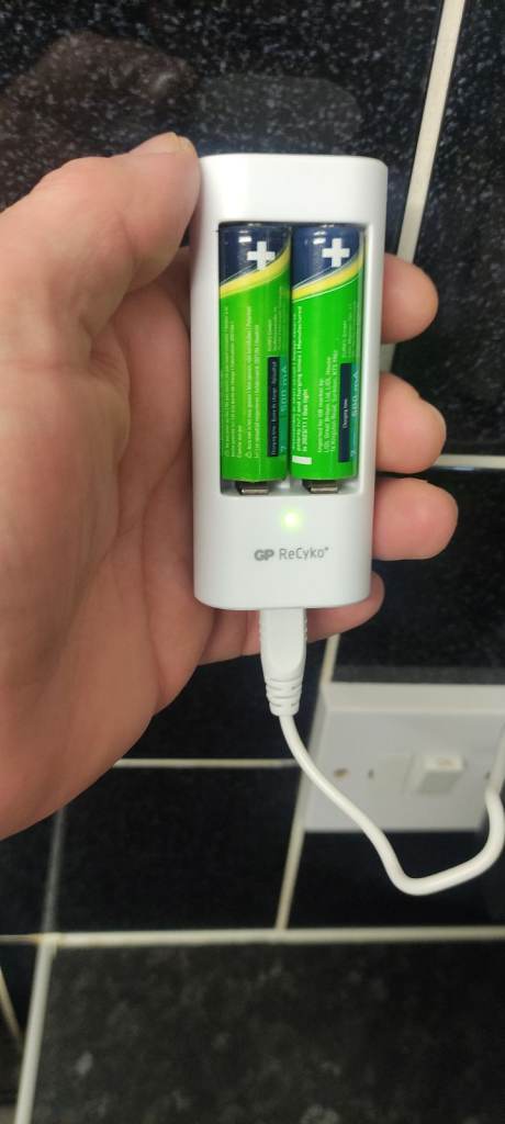 USB battery charger for AA/AAA batteries 