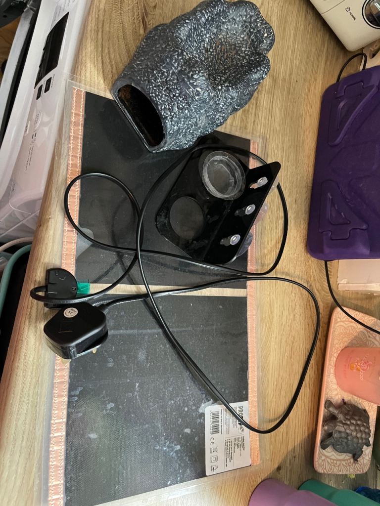 Hide, heat mat and food holder 
