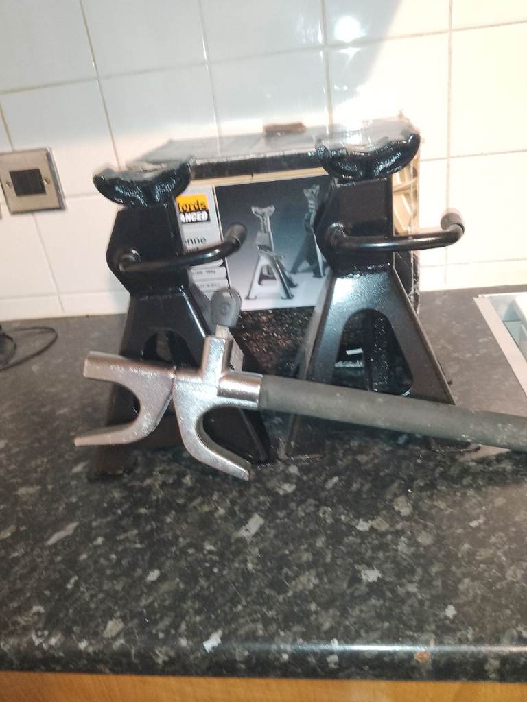 Brand New two ton axel stands and crook lock