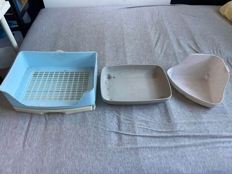 3 small pet litter trays