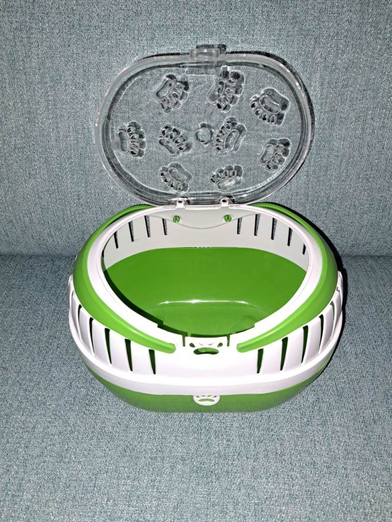 Pet carrier for small animal in green