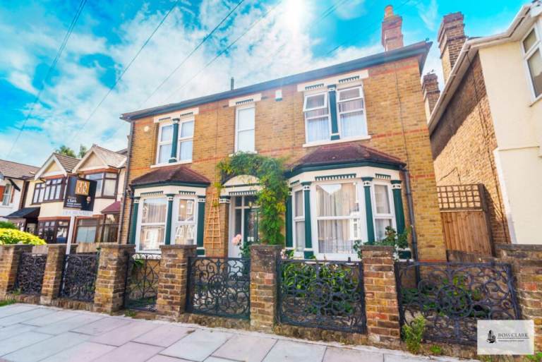 Beautiful 6 Bedroom House With Private Garden Available To Let On Mildmay Road Romford (RM7 7BT)