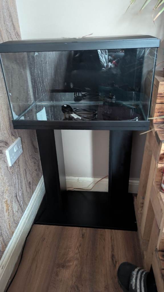 Fish tank in great condition with filter and a bag of stones and decorations 