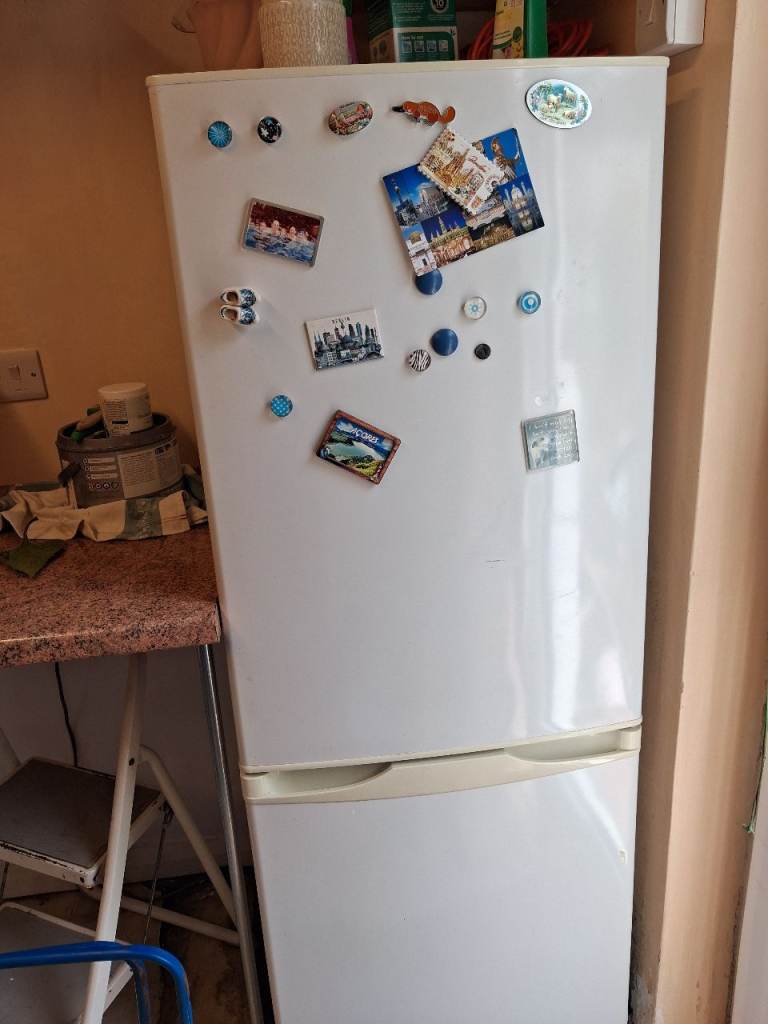 White Freestanding Fridge Freezer – Good Condition