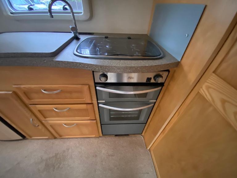 VANMASTER ACCOLADE 520 - 2010 - 2 BERTH - END WASHROOM - MOVER - PRISTINE 