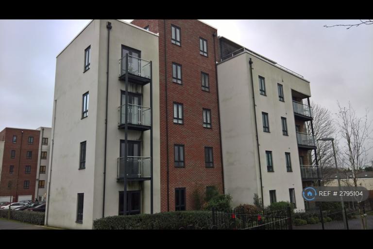 2 bedroom flat in Sinclair Drive, Basingstoke, RG21 (2 bed) (#2795104)