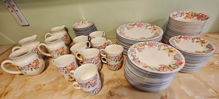 Royal Doulton vintage Expressions "Blooms" Fine English China Dinner Set (1991)