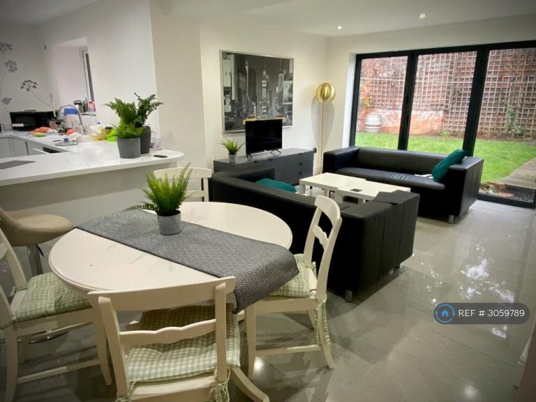 1 bedroom in Orchard Cottages, Carlton, Nottingham, NG4 (#3059789)
