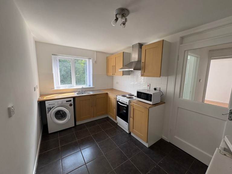  Fantastic Newly Refurbished Two Double Bedroom First Floor Apartment Close to Hospitals