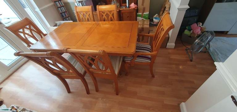 Extendable Wooden Dining Table with 6 Chairs – Good Condition