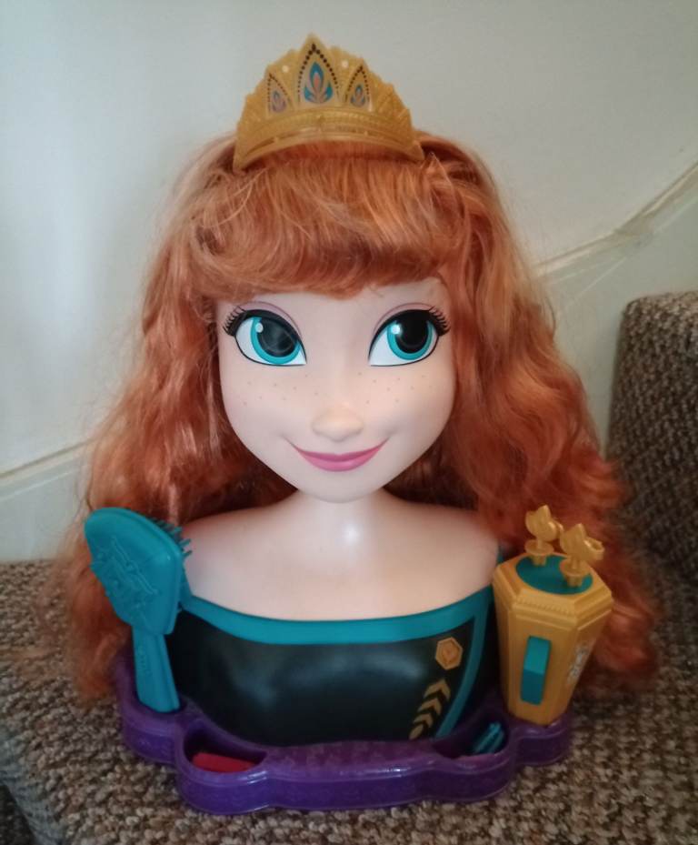 'Frozen' Anna, styling head with accessories 