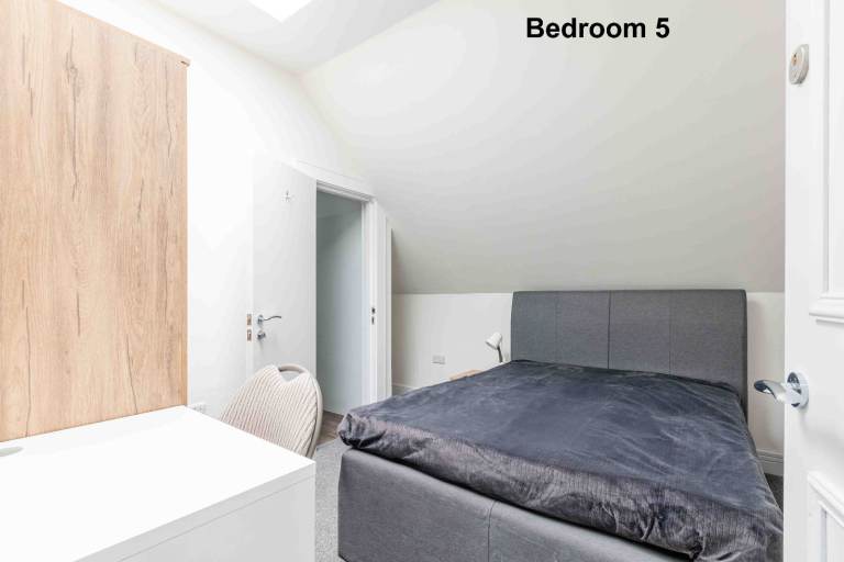 FLAT SHARE: Double bedroom (en suite) in unique, 9 bedroom flat in Newington – available soon
